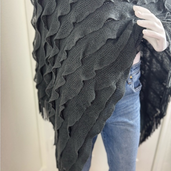 Max Edition Women's Gray Arcylic Poncho Size One Size.  A28 - Picture 4 of 9